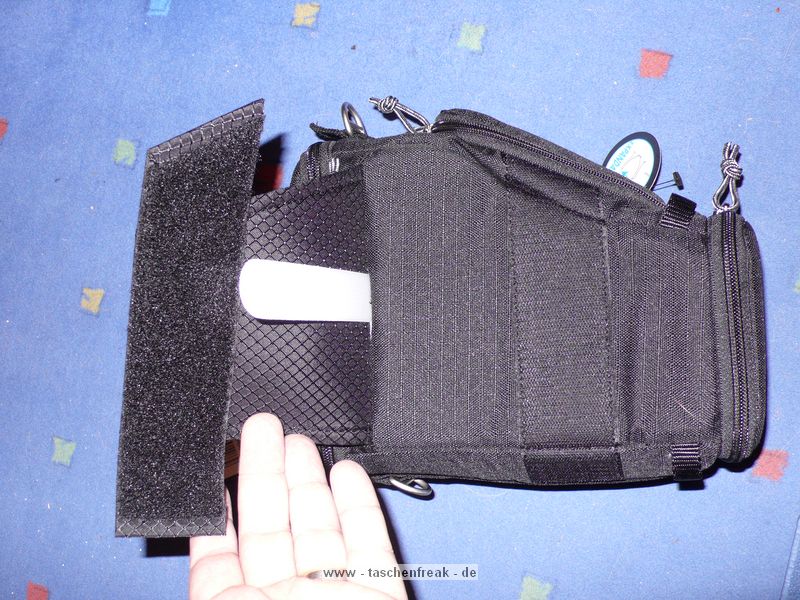 THINK TANK PHOTO - DIGITAL HOLSTER 20\n\nFoto von Jrg Langer - www.taschenfreak.de\n\nKommentar des Nutzers:\n\nDie Think Tank Holster Taschen sind nicht oder nur unwesentlich teurer als "Artverwandte" Holstertaschen der Tamrac und Lowepro Fraktion, aber um ein vielfaches smarter, professioneller und durchdachter.\n\nDie zweit kleinste Holstertasche die wir Ihnen hier zeigen, ist die Digital Holster 20, eine perfekte Tasche fr eine Semiproofessionelle Cam ohne Batteriegriff wie zum beispiel eine Canon 30D, 5D oder Nikon D200 mit Allround Linse. Auch 2.8er Linsen passen gut hinein.\n\nDurch einen dezenten Reissverschluss am unteren Ende lsst sich die Holstertasche verlngern so das sogar eine Cam mit angesetzter 300er Festbrennweite hineinpassen.\n\nEin Regenschutz und ein sehr bequemer Schultergurt gehren dazu.\n\nHoch professionell und sehr vielseitig und dennoch bezahlbar!