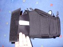 THINK TANK PHOTO - DIGITAL HOLSTER 20\n\nFoto von Jrg Langer - www.taschenfreak.de\n\nKommentar des Nutzers:\n\nDie Think Tank Holster Taschen sind nicht oder nur unwesentlich teurer als "Artverwandte" Holstertaschen der Tamrac und Lowepro Fraktion, aber um ein vielfaches smarter, professioneller und durchdachter.\n\nDie zweit kleinste Holstertasche die wir Ihnen hier zeigen, ist die Digital Holster 20, eine perfekte Tasche fr eine Semiproofessionelle Cam ohne Batteriegriff wie zum beispiel eine Canon 30D, 5D oder Nikon D200 mit Allround Linse. Auch 2.8er Linsen passen gut hinein.\n\nDurch einen dezenten Reissverschluss am unteren Ende lsst sich die Holstertasche verlngern so das sogar eine Cam mit angesetzter 300er Festbrennweite hineinpassen.\n\nEin Regenschutz und ein sehr bequemer Schultergurt gehren dazu.\n\nHoch professionell und sehr vielseitig und dennoch bezahlbar!
