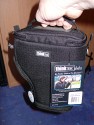 THINK TANK PHOTO - DIGITAL HOLSTER 20\n\nFoto von Jrg Langer - www.taschenfreak.de\n\nKommentar des Nutzers:\n\nDie Think Tank Holster Taschen sind nicht oder nur unwesentlich teurer als "Artverwandte" Holstertaschen der Tamrac und Lowepro Fraktion, aber um ein vielfaches smarter, professioneller und durchdachter.\n\nDie zweit kleinste Holstertasche die wir Ihnen hier zeigen, ist die Digital Holster 20, eine perfekte Tasche fr eine Semiproofessionelle Cam ohne Batteriegriff wie zum beispiel eine Canon 30D, 5D oder Nikon D200 mit Allround Linse. Auch 2.8er Linsen passen gut hinein.\n\nDurch einen dezenten Reissverschluss am unteren Ende lsst sich die Holstertasche verlngern so das sogar eine Cam mit angesetzter 300er Festbrennweite hineinpassen.\n\nEin Regenschutz und ein sehr bequemer Schultergurt gehren dazu.\n\nHoch professionell und sehr vielseitig und dennoch bezahlbar!