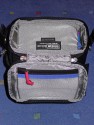 THINK TANK PHOTO - DIGITAL HOLSTER 20\n\nFoto von Jrg Langer - www.taschenfreak.de\n\nKommentar des Nutzers:\n\nDie Think Tank Holster Taschen sind nicht oder nur unwesentlich teurer als "Artverwandte" Holstertaschen der Tamrac und Lowepro Fraktion, aber um ein vielfaches smarter, professioneller und durchdachter.\n\nDie zweit kleinste Holstertasche die wir Ihnen hier zeigen, ist die Digital Holster 20, eine perfekte Tasche fr eine Semiproofessionelle Cam ohne Batteriegriff wie zum beispiel eine Canon 30D, 5D oder Nikon D200 mit Allround Linse. Auch 2.8er Linsen passen gut hinein.\n\nDurch einen dezenten Reissverschluss am unteren Ende lsst sich die Holstertasche verlngern so das sogar eine Cam mit angesetzter 300er Festbrennweite hineinpassen.\n\nEin Regenschutz und ein sehr bequemer Schultergurt gehren dazu.\n\nHoch professionell und sehr vielseitig und dennoch bezahlbar!