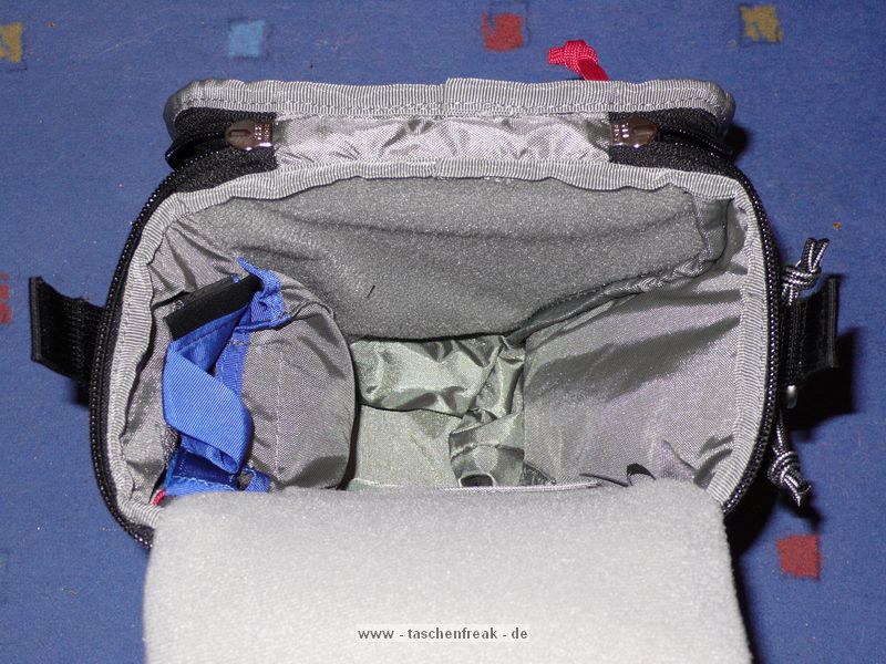 THINK TANK PHOTO - DIGITAL HOLSTER 20\n\nFoto von Jörg Langer - www.taschenfreak.de\n\nKommentar des Nutzers:\n\nDie Think Tank Holster Taschen sind nicht oder nur unwesentlich teurer als "Artverwandte" Holstertaschen der Tamrac und Lowepro Fraktion, aber um ein vielfaches smarter, professioneller und durchdachter.\n\nDie zweit kleinste Holstertasche die wir Ihnen hier zeigen, ist die Digital Holster 20, eine perfekte Tasche für eine Semiproofessionelle Cam ohne Batteriegriff wie zum beispiel eine Canon 30D, 5D oder Nikon D200 mit Allround Linse. Auch 2.8er Linsen passen gut hinein.\n\nDurch einen dezenten Reissverschluss am unteren Ende lässt sich die Holstertasche verlängern so das sogar eine Cam mit angesetzter 300er Festbrennweite hineinpassen.\n\nEin Regenschutz und ein sehr bequemer Schultergurt gehören dazu.\n\nHoch professionell und sehr vielseitig und dennoch bezahlbar!