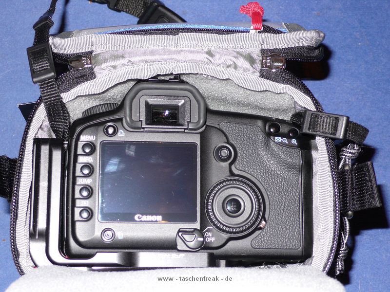 THINK TANK PHOTO - DIGITAL HOLSTER 20\n\nFoto von Jrg Langer - www.taschenfreak.de\n\nKommentar des Nutzers:\n\nDie Think Tank Holster Taschen sind nicht oder nur unwesentlich teurer als "Artverwandte" Holstertaschen der Tamrac und Lowepro Fraktion, aber um ein vielfaches smarter, professioneller und durchdachter.\n\nDie zweit kleinste Holstertasche die wir Ihnen hier zeigen, ist die Digital Holster 20, eine perfekte Tasche fr eine Semiproofessionelle Cam ohne Batteriegriff wie zum beispiel eine Canon 30D, 5D oder Nikon D200 mit Allround Linse. Auch 2.8er Linsen passen gut hinein.\n\nDurch einen dezenten Reissverschluss am unteren Ende lsst sich die Holstertasche verlngern so das sogar eine Cam mit angesetzter 300er Festbrennweite hineinpassen.\n\nEin Regenschutz und ein sehr bequemer Schultergurt gehren dazu.\n\nHoch professionell und sehr vielseitig und dennoch bezahlbar!