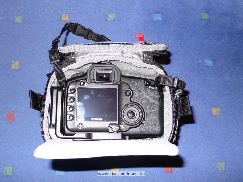 THINK TANK PHOTO - DIGITAL HOLSTER 20\n\nFoto von Jrg Langer - www.taschenfreak.de\n\nKommentar des Nutzers:\n\nDie Think Tank Holster Taschen sind nicht oder nur unwesentlich teurer als "Artverwandte" Holstertaschen der Tamrac und Lowepro Fraktion, aber um ein vielfaches smarter, professioneller und durchdachter.\n\nDie zweit kleinste Holstertasche die wir Ihnen hier zeigen, ist die Digital Holster 20, eine perfekte Tasche fr eine Semiproofessionelle Cam ohne Batteriegriff wie zum beispiel eine Canon 30D, 5D oder Nikon D200 mit Allround Linse. Auch 2.8er Linsen passen gut hinein.\n\nDurch einen dezenten Reissverschluss am unteren Ende lsst sich die Holstertasche verlngern so das sogar eine Cam mit angesetzter 300er Festbrennweite hineinpassen.\n\nEin Regenschutz und ein sehr bequemer Schultergurt gehren dazu.\n\nHoch professionell und sehr vielseitig und dennoch bezahlbar!