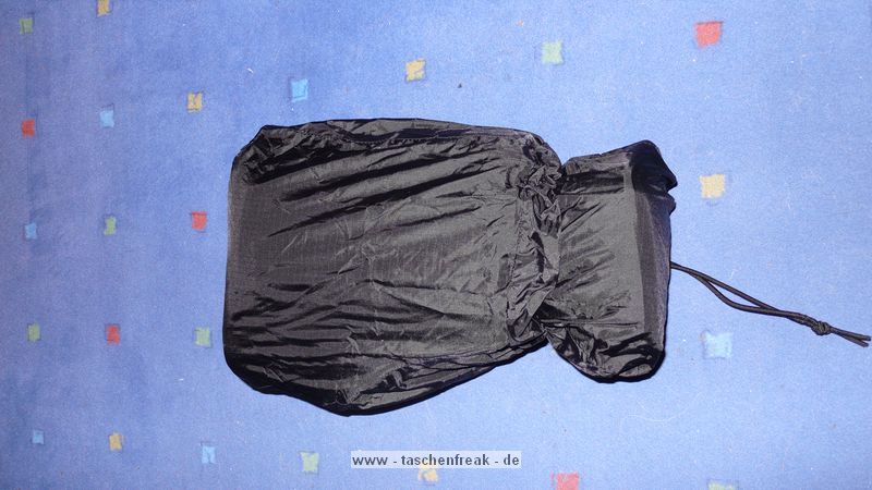 THINK TANK PHOTO - DIGITAL HOLSTER 20\n\nFoto von Jrg Langer - www.taschenfreak.de\n\nKommentar des Nutzers:\n\nDie Think Tank Holster Taschen sind nicht oder nur unwesentlich teurer als "Artverwandte" Holstertaschen der Tamrac und Lowepro Fraktion, aber um ein vielfaches smarter, professioneller und durchdachter.\n\nDie zweit kleinste Holstertasche die wir Ihnen hier zeigen, ist die Digital Holster 20, eine perfekte Tasche fr eine Semiproofessionelle Cam ohne Batteriegriff wie zum beispiel eine Canon 30D, 5D oder Nikon D200 mit Allround Linse. Auch 2.8er Linsen passen gut hinein.\n\nDurch einen dezenten Reissverschluss am unteren Ende lsst sich die Holstertasche verlngern so das sogar eine Cam mit angesetzter 300er Festbrennweite hineinpassen.\n\nEin Regenschutz und ein sehr bequemer Schultergurt gehren dazu.\n\nHoch professionell und sehr vielseitig und dennoch bezahlbar!