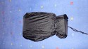THINK TANK PHOTO - DIGITAL HOLSTER 20\n\nFoto von Jrg Langer - www.taschenfreak.de\n\nKommentar des Nutzers:\n\nDie Think Tank Holster Taschen sind nicht oder nur unwesentlich teurer als "Artverwandte" Holstertaschen der Tamrac und Lowepro Fraktion, aber um ein vielfaches smarter, professioneller und durchdachter.\n\nDie zweit kleinste Holstertasche die wir Ihnen hier zeigen, ist die Digital Holster 20, eine perfekte Tasche fr eine Semiproofessionelle Cam ohne Batteriegriff wie zum beispiel eine Canon 30D, 5D oder Nikon D200 mit Allround Linse. Auch 2.8er Linsen passen gut hinein.\n\nDurch einen dezenten Reissverschluss am unteren Ende lsst sich die Holstertasche verlngern so das sogar eine Cam mit angesetzter 300er Festbrennweite hineinpassen.\n\nEin Regenschutz und ein sehr bequemer Schultergurt gehren dazu.\n\nHoch professionell und sehr vielseitig und dennoch bezahlbar!