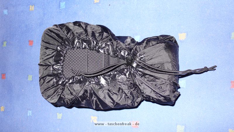 THINK TANK PHOTO - DIGITAL HOLSTER 20\n\nFoto von Jörg Langer - www.taschenfreak.de\n\nKommentar des Nutzers:\n\nDie Think Tank Holster Taschen sind nicht oder nur unwesentlich teurer als "Artverwandte" Holstertaschen der Tamrac und Lowepro Fraktion, aber um ein vielfaches smarter, professioneller und durchdachter.\n\nDie zweit kleinste Holstertasche die wir Ihnen hier zeigen, ist die Digital Holster 20, eine perfekte Tasche für eine Semiproofessionelle Cam ohne Batteriegriff wie zum beispiel eine Canon 30D, 5D oder Nikon D200 mit Allround Linse. Auch 2.8er Linsen passen gut hinein.\n\nDurch einen dezenten Reissverschluss am unteren Ende lässt sich die Holstertasche verlängern so das sogar eine Cam mit angesetzter 300er Festbrennweite hineinpassen.\n\nEin Regenschutz und ein sehr bequemer Schultergurt gehören dazu.\n\nHoch professionell und sehr vielseitig und dennoch bezahlbar!
