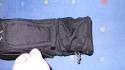 THINK TANK PHOTO - DIGITAL HOLSTER 20\n\nFoto von Jrg Langer - www.taschenfreak.de\n\nKommentar des Nutzers:\n\nDie Think Tank Holster Taschen sind nicht oder nur unwesentlich teurer als "Artverwandte" Holstertaschen der Tamrac und Lowepro Fraktion, aber um ein vielfaches smarter, professioneller und durchdachter.\n\nDie zweit kleinste Holstertasche die wir Ihnen hier zeigen, ist die Digital Holster 20, eine perfekte Tasche fr eine Semiproofessionelle Cam ohne Batteriegriff wie zum beispiel eine Canon 30D, 5D oder Nikon D200 mit Allround Linse. Auch 2.8er Linsen passen gut hinein.\n\nDurch einen dezenten Reissverschluss am unteren Ende lsst sich die Holstertasche verlngern so das sogar eine Cam mit angesetzter 300er Festbrennweite hineinpassen.\n\nEin Regenschutz und ein sehr bequemer Schultergurt gehren dazu.\n\nHoch professionell und sehr vielseitig und dennoch bezahlbar!