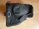 THINK TANK PHOTO - DIGITAL HOLSTER 40\n\nFoto und Kommentar von Andre Kaub - Vielen Dank!\n\nKommentar des Nutzers:\n\nHallo Jrg.\n\nHabe mir die Thinktank Digital Holster 40 gekauft und mchte diese hier vorstellen.\n\nMeine Vorgaben an das Holster waren folgende:\n\n-     Die D300s inkl. Batteriegriff und dem Sigma 17-70mm f/2.8-4 soll hineinpasssen\n-   Ein evtl. spter gekauftes Nikkor 17-55mm f/2.8 oder 24-70mm f/2.8 sollen auch hineinpassen\n-   Das Holster soll ber ein Hftgurtsystem mit weiteren Taschen erweiterbar sein\n-   Ein Regenschutz soll im Lieferumfang enthalten sein \n\nIn die enger Auswahl sind dann die Lowepro Toploader Pro Serie und die Thinktank Digital Holster Serie gekommen. Fr das Thinktank\nDigital Holster 40 habe ich mich letztendlich entschieden weil es eine Verlngerungsoption fr grere/lngere Objektive hat.\n\nWie auf den Bilder zu sehen ist passt die D300s inkl. Batteriegriff und dem Sigma 17-70mm f/2.8-4 problemlos in das Holster und es ist noch Luft\nfr ein 17-55 f/2.8, 24-70 f/2.8 oder andere Objektive gleicher Gre.\n\nDurch die Verlngerungsoption passt auch problemlos ein 70-200mm f/2.8 Objektiv (hier das Sigma) in das Holster.\n\nIn die Deckelinnentasche ist Platz fr Vorsatzlinsen oder Speicherkarten.\nDie Seitentasche bietet Stauraum fr Kleinzeug. Ein groer Blitz wie z.B. der Nikon SB-800 passt jedoch nich in die Seitentasche.\n\nAuf der Oberseite befindet sich ein Tragegriff und eine Hlle fr Visitenkarten.\n\nIm Innenraum befindet sich noch die Regenschutzhlle. Der zum Lieferumfang gehrende Trageriemen macht auch einen mehr als stabilen Eindruck. \n\nViele Gre aus der Pfalz,\nAndr Kaub