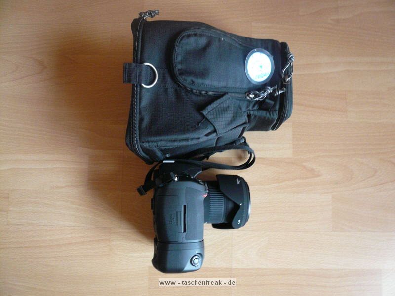 THINK TANK PHOTO - DIGITAL HOLSTER 40\n\nFoto und Kommentar von Andre Kaub - Vielen Dank!\n\nKommentar des Nutzers:\n\nHallo Jrg.\n\nHabe mir die Thinktank Digital Holster 40 gekauft und mchte diese hier vorstellen.\n\nMeine Vorgaben an das Holster waren folgende:\n\n-     Die D300s inkl. Batteriegriff und dem Sigma 17-70mm f/2.8-4 soll hineinpasssen\n-   Ein evtl. spter gekauftes Nikkor 17-55mm f/2.8 oder 24-70mm f/2.8 sollen auch hineinpassen\n-   Das Holster soll ber ein Hftgurtsystem mit weiteren Taschen erweiterbar sein\n-   Ein Regenschutz soll im Lieferumfang enthalten sein \n\nIn die enger Auswahl sind dann die Lowepro Toploader Pro Serie und die Thinktank Digital Holster Serie gekommen. Fr das Thinktank\nDigital Holster 40 habe ich mich letztendlich entschieden weil es eine Verlngerungsoption fr grere/lngere Objektive hat.\n\nWie auf den Bilder zu sehen ist passt die D300s inkl. Batteriegriff und dem Sigma 17-70mm f/2.8-4 problemlos in das Holster und es ist noch Luft\nfr ein 17-55 f/2.8, 24-70 f/2.8 oder andere Objektive gleicher Gre.\n\nDurch die Verlngerungsoption passt auch problemlos ein 70-200mm f/2.8 Objektiv (hier das Sigma) in das Holster.\n\nIn die Deckelinnentasche ist Platz fr Vorsatzlinsen oder Speicherkarten.\nDie Seitentasche bietet Stauraum fr Kleinzeug. Ein groer Blitz wie z.B. der Nikon SB-800 passt jedoch nich in die Seitentasche.\n\nAuf der Oberseite befindet sich ein Tragegriff und eine Hlle fr Visitenkarten.\n\nIm Innenraum befindet sich noch die Regenschutzhlle. Der zum Lieferumfang gehrende Trageriemen macht auch einen mehr als stabilen Eindruck. \n\nViele Gre aus der Pfalz,\nAndr Kaub