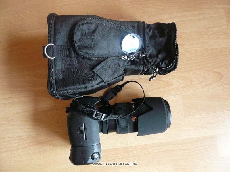 THINK TANK PHOTO - DIGITAL HOLSTER 40\n\nFoto und Kommentar von Andre Kaub - Vielen Dank!\n\nKommentar des Nutzers:\n\nHallo Jrg.\n\nHabe mir die Thinktank Digital Holster 40 gekauft und mchte diese hier vorstellen.\n\nMeine Vorgaben an das Holster waren folgende:\n\n-     Die D300s inkl. Batteriegriff und dem Sigma 17-70mm f/2.8-4 soll hineinpasssen\n-   Ein evtl. spter gekauftes Nikkor 17-55mm f/2.8 oder 24-70mm f/2.8 sollen auch hineinpassen\n-   Das Holster soll ber ein Hftgurtsystem mit weiteren Taschen erweiterbar sein\n-   Ein Regenschutz soll im Lieferumfang enthalten sein \n\nIn die enger Auswahl sind dann die Lowepro Toploader Pro Serie und die Thinktank Digital Holster Serie gekommen. Fr das Thinktank\nDigital Holster 40 habe ich mich letztendlich entschieden weil es eine Verlngerungsoption fr grere/lngere Objektive hat.\n\nWie auf den Bilder zu sehen ist passt die D300s inkl. Batteriegriff und dem Sigma 17-70mm f/2.8-4 problemlos in das Holster und es ist noch Luft\nfr ein 17-55 f/2.8, 24-70 f/2.8 oder andere Objektive gleicher Gre.\n\nDurch die Verlngerungsoption passt auch problemlos ein 70-200mm f/2.8 Objektiv (hier das Sigma) in das Holster.\n\nIn die Deckelinnentasche ist Platz fr Vorsatzlinsen oder Speicherkarten.\nDie Seitentasche bietet Stauraum fr Kleinzeug. Ein groer Blitz wie z.B. der Nikon SB-800 passt jedoch nich in die Seitentasche.\n\nAuf der Oberseite befindet sich ein Tragegriff und eine Hlle fr Visitenkarten.\n\nIm Innenraum befindet sich noch die Regenschutzhlle. Der zum Lieferumfang gehrende Trageriemen macht auch einen mehr als stabilen Eindruck. \n\nViele Gre aus der Pfalz,\nAndr Kaub