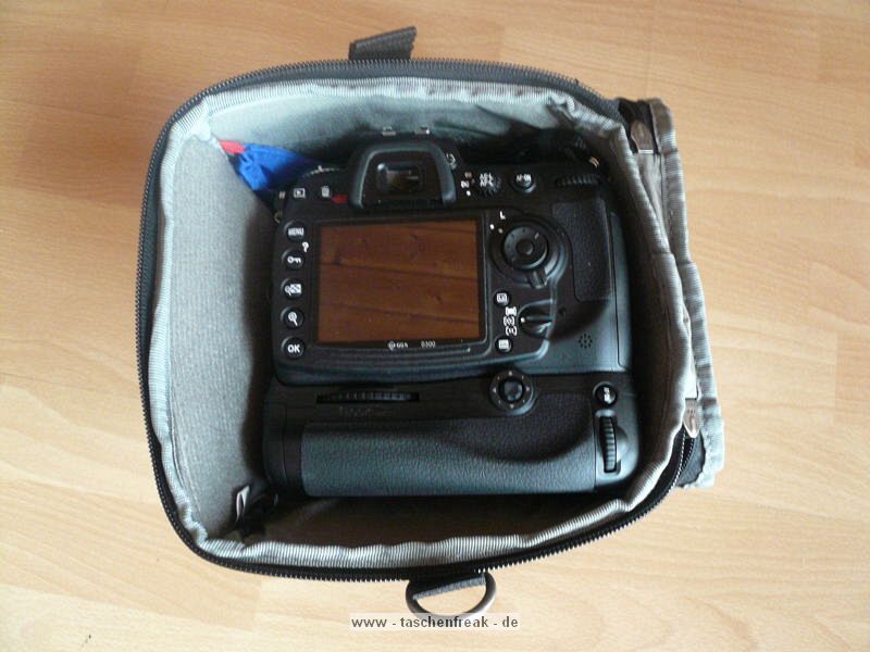 THINK TANK PHOTO - DIGITAL HOLSTER 40\n\nFoto und Kommentar von Andre Kaub - Vielen Dank!\n\nKommentar des Nutzers:\n\nHallo Jrg.\n\nHabe mir die Thinktank Digital Holster 40 gekauft und mchte diese hier vorstellen.\n\nMeine Vorgaben an das Holster waren folgende:\n\n-     Die D300s inkl. Batteriegriff und dem Sigma 17-70mm f/2.8-4 soll hineinpasssen\n-   Ein evtl. spter gekauftes Nikkor 17-55mm f/2.8 oder 24-70mm f/2.8 sollen auch hineinpassen\n-   Das Holster soll ber ein Hftgurtsystem mit weiteren Taschen erweiterbar sein\n-   Ein Regenschutz soll im Lieferumfang enthalten sein \n\nIn die enger Auswahl sind dann die Lowepro Toploader Pro Serie und die Thinktank Digital Holster Serie gekommen. Fr das Thinktank\nDigital Holster 40 habe ich mich letztendlich entschieden weil es eine Verlngerungsoption fr grere/lngere Objektive hat.\n\nWie auf den Bilder zu sehen ist passt die D300s inkl. Batteriegriff und dem Sigma 17-70mm f/2.8-4 problemlos in das Holster und es ist noch Luft\nfr ein 17-55 f/2.8, 24-70 f/2.8 oder andere Objektive gleicher Gre.\n\nDurch die Verlngerungsoption passt auch problemlos ein 70-200mm f/2.8 Objektiv (hier das Sigma) in das Holster.\n\nIn die Deckelinnentasche ist Platz fr Vorsatzlinsen oder Speicherkarten.\nDie Seitentasche bietet Stauraum fr Kleinzeug. Ein groer Blitz wie z.B. der Nikon SB-800 passt jedoch nich in die Seitentasche.\n\nAuf der Oberseite befindet sich ein Tragegriff und eine Hlle fr Visitenkarten.\n\nIm Innenraum befindet sich noch die Regenschutzhlle. Der zum Lieferumfang gehrende Trageriemen macht auch einen mehr als stabilen Eindruck. \n\nViele Gre aus der Pfalz,\nAndr Kaub