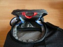 THINK TANK PHOTO - DIGITAL HOLSTER 40\n\nFoto und Kommentar von Andre Kaub - Vielen Dank!\n\nKommentar des Nutzers:\n\nHallo Jrg.\n\nHabe mir die Thinktank Digital Holster 40 gekauft und mchte diese hier vorstellen.\n\nMeine Vorgaben an das Holster waren folgende:\n\n-     Die D300s inkl. Batteriegriff und dem Sigma 17-70mm f/2.8-4 soll hineinpasssen\n-   Ein evtl. spter gekauftes Nikkor 17-55mm f/2.8 oder 24-70mm f/2.8 sollen auch hineinpassen\n-   Das Holster soll ber ein Hftgurtsystem mit weiteren Taschen erweiterbar sein\n-   Ein Regenschutz soll im Lieferumfang enthalten sein \n\nIn die enger Auswahl sind dann die Lowepro Toploader Pro Serie und die Thinktank Digital Holster Serie gekommen. Fr das Thinktank\nDigital Holster 40 habe ich mich letztendlich entschieden weil es eine Verlngerungsoption fr grere/lngere Objektive hat.\n\nWie auf den Bilder zu sehen ist passt die D300s inkl. Batteriegriff und dem Sigma 17-70mm f/2.8-4 problemlos in das Holster und es ist noch Luft\nfr ein 17-55 f/2.8, 24-70 f/2.8 oder andere Objektive gleicher Gre.\n\nDurch die Verlngerungsoption passt auch problemlos ein 70-200mm f/2.8 Objektiv (hier das Sigma) in das Holster.\n\nIn die Deckelinnentasche ist Platz fr Vorsatzlinsen oder Speicherkarten.\nDie Seitentasche bietet Stauraum fr Kleinzeug. Ein groer Blitz wie z.B. der Nikon SB-800 passt jedoch nich in die Seitentasche.\n\nAuf der Oberseite befindet sich ein Tragegriff und eine Hlle fr Visitenkarten.\n\nIm Innenraum befindet sich noch die Regenschutzhlle. Der zum Lieferumfang gehrende Trageriemen macht auch einen mehr als stabilen Eindruck. \n\nViele Gre aus der Pfalz,\nAndr Kaub