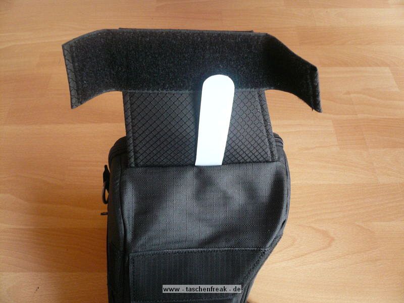 THINK TANK PHOTO - DIGITAL HOLSTER 40\n\nFoto und Kommentar von Andre Kaub - Vielen Dank!\n\nKommentar des Nutzers:\n\nHallo Jrg.\n\nHabe mir die Thinktank Digital Holster 40 gekauft und mchte diese hier vorstellen.\n\nMeine Vorgaben an das Holster waren folgende:\n\n-     Die D300s inkl. Batteriegriff und dem Sigma 17-70mm f/2.8-4 soll hineinpasssen\n-   Ein evtl. spter gekauftes Nikkor 17-55mm f/2.8 oder 24-70mm f/2.8 sollen auch hineinpassen\n-   Das Holster soll ber ein Hftgurtsystem mit weiteren Taschen erweiterbar sein\n-   Ein Regenschutz soll im Lieferumfang enthalten sein \n\nIn die enger Auswahl sind dann die Lowepro Toploader Pro Serie und die Thinktank Digital Holster Serie gekommen. Fr das Thinktank\nDigital Holster 40 habe ich mich letztendlich entschieden weil es eine Verlngerungsoption fr grere/lngere Objektive hat.\n\nWie auf den Bilder zu sehen ist passt die D300s inkl. Batteriegriff und dem Sigma 17-70mm f/2.8-4 problemlos in das Holster und es ist noch Luft\nfr ein 17-55 f/2.8, 24-70 f/2.8 oder andere Objektive gleicher Gre.\n\nDurch die Verlngerungsoption passt auch problemlos ein 70-200mm f/2.8 Objektiv (hier das Sigma) in das Holster.\n\nIn die Deckelinnentasche ist Platz fr Vorsatzlinsen oder Speicherkarten.\nDie Seitentasche bietet Stauraum fr Kleinzeug. Ein groer Blitz wie z.B. der Nikon SB-800 passt jedoch nich in die Seitentasche.\n\nAuf der Oberseite befindet sich ein Tragegriff und eine Hlle fr Visitenkarten.\n\nIm Innenraum befindet sich noch die Regenschutzhlle. Der zum Lieferumfang gehrende Trageriemen macht auch einen mehr als stabilen Eindruck. \n\nViele Gre aus der Pfalz,\nAndr Kaub