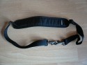 THINK TANK PHOTO - DIGITAL HOLSTER 40\n\nFoto und Kommentar von Andre Kaub - Vielen Dank!\n\nKommentar des Nutzers:\n\nHallo Jrg.\n\nHabe mir die Thinktank Digital Holster 40 gekauft und mchte diese hier vorstellen.\n\nMeine Vorgaben an das Holster waren folgende:\n\n-     Die D300s inkl. Batteriegriff und dem Sigma 17-70mm f/2.8-4 soll hineinpasssen\n-   Ein evtl. spter gekauftes Nikkor 17-55mm f/2.8 oder 24-70mm f/2.8 sollen auch hineinpassen\n-   Das Holster soll ber ein Hftgurtsystem mit weiteren Taschen erweiterbar sein\n-   Ein Regenschutz soll im Lieferumfang enthalten sein \n\nIn die enger Auswahl sind dann die Lowepro Toploader Pro Serie und die Thinktank Digital Holster Serie gekommen. Fr das Thinktank\nDigital Holster 40 habe ich mich letztendlich entschieden weil es eine Verlngerungsoption fr grere/lngere Objektive hat.\n\nWie auf den Bilder zu sehen ist passt die D300s inkl. Batteriegriff und dem Sigma 17-70mm f/2.8-4 problemlos in das Holster und es ist noch Luft\nfr ein 17-55 f/2.8, 24-70 f/2.8 oder andere Objektive gleicher Gre.\n\nDurch die Verlngerungsoption passt auch problemlos ein 70-200mm f/2.8 Objektiv (hier das Sigma) in das Holster.\n\nIn die Deckelinnentasche ist Platz fr Vorsatzlinsen oder Speicherkarten.\nDie Seitentasche bietet Stauraum fr Kleinzeug. Ein groer Blitz wie z.B. der Nikon SB-800 passt jedoch nich in die Seitentasche.\n\nAuf der Oberseite befindet sich ein Tragegriff und eine Hlle fr Visitenkarten.\n\nIm Innenraum befindet sich noch die Regenschutzhlle. Der zum Lieferumfang gehrende Trageriemen macht auch einen mehr als stabilen Eindruck. \n\nViele Gre aus der Pfalz,\nAndr Kaub