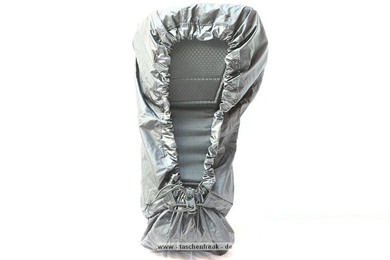 THINK TANK PHOTO - DIGITAL HOLSTER 50\n\nFoto und Text von Francesco Memeo - VIELEN DANK!\n\nKommentar:\n\nHallo nochmal Jörg Langer,\n\nwie versprochen hier die zweite Mail in der es sich um den Vergleich des Digital Holster 40 und Digital Holster 50 aus dem Hause Think Tank dreht.\nGleichzeitg sind Bilder bezüglich des Digital Holster 50 vorhanden.\n\nMit diesem Beitrag möchte ich mich erneut für Dein Portal taschenfreak.de bedanken was mir bereits sehr gut geholfen hat.\n\nÜber meine Namentliche Nennung würde ich mich sehr freuen.\n\nMit freundlichem Gruß\nFrancesco Memeo