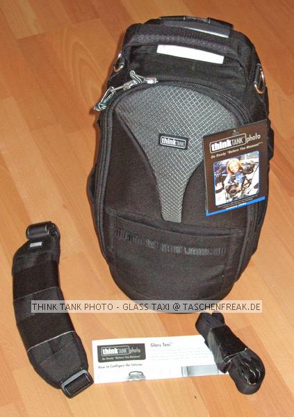 THINK TANK PHOTO - GLASS TAXI\n\nFoto von Jrg Langer - www.taschenfreak.de\n\nKommentar des Nutzers:\n\nDas Think Tank Glass Taxi ist eine sehr gut durchdachte Tasche und Rucksack. \n\nLaut Hersteller ist es eine Convertible Shoulder bag / backpack.\n\nEmpfehlungen des Herstellers:\nBis zu 400 2,8 oder 500 4.0\nBis zu 300 2.8 mit angesetzter Cam.\nBis zu 70-200 2,8 mit angesetzter Cam und angesetzter Geli\n\nInnenmae: 41,5x21x20cm\nAuenmae: 43x22x24cm \n\nEs passen auch professionelle DSLR wie Canon 1D oder Cams mit Batteriegriff problemlos hinein.\n\nDie Rucksackgurte sind ausreichend lang genug auch fr sehr groe Personen und sehr gut gepolstert das ein Tragen uerst bequem ist. Die Gurte knnen auch gut im Rcken verstaut werden so das sie bei Verwendung des Glass Taxi als Schultertasche nicht stren und zum Beispiel im engen Flugzeug nicht an jeder Armlehne hngen bleiben.\n\nDas Glass Taxi ist ein Packwunder und sieht sehr schlank und "smart" aus.\n\nWir haben da in dieser "Testpackung" hier das Glass Taxi beladen miit:\nCanon 5D mit BG und angesetztem 28-300 L IS, Sigma 12-24 EX, Canon 85 1,8, Canon 35 2.0, Canon 50 1,8II, Canopn 580EX, Canon 430EX, Canon ST-E2, Canon Timer Remote Cable, 5 Akkus fr Cam, 8 Akkus fr Blitze, Stofen Bouncer, Polfilter, Speicher, Tcher und Reinigungsmaterial.\n\nAuf der Vorderseite kann bestens Zubehrteile oder andere Produkte aus dem Hause Think Tank angebracht werden um das Glass Taxi noch umfangreicher zu machen.\n\nUnsere Taschenfreak Bewertung:\n\n1A+ - eine Tasche fr den Ambitionierten Nutzer die sehr gut aussieht, sehr hochwertig verarbeitet und extrem, praktisch ist.