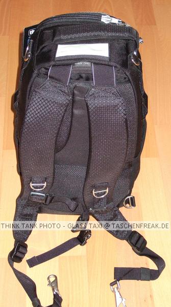 THINK TANK PHOTO - GLASS TAXI\n\nFoto von Jrg Langer - www.taschenfreak.de\n\nKommentar des Nutzers:\n\nDas Think Tank Glass Taxi ist eine sehr gut durchdachte Tasche und Rucksack. \n\nLaut Hersteller ist es eine Convertible Shoulder bag / backpack.\n\nEmpfehlungen des Herstellers:\nBis zu 400 2,8 oder 500 4.0\nBis zu 300 2.8 mit angesetzter Cam.\nBis zu 70-200 2,8 mit angesetzter Cam und angesetzter Geli\n\nInnenmae: 41,5x21x20cm\nAuenmae: 43x22x24cm \n\nEs passen auch professionelle DSLR wie Canon 1D oder Cams mit Batteriegriff problemlos hinein.\n\nDie Rucksackgurte sind ausreichend lang genug auch fr sehr groe Personen und sehr gut gepolstert das ein Tragen uerst bequem ist. Die Gurte knnen auch gut im Rcken verstaut werden so das sie bei Verwendung des Glass Taxi als Schultertasche nicht stren und zum Beispiel im engen Flugzeug nicht an jeder Armlehne hngen bleiben.\n\nDas Glass Taxi ist ein Packwunder und sieht sehr schlank und "smart" aus.\n\nWir haben da in dieser "Testpackung" hier das Glass Taxi beladen miit:\nCanon 5D mit BG und angesetztem 28-300 L IS, Sigma 12-24 EX, Canon 85 1,8, Canon 35 2.0, Canon 50 1,8II, Canopn 580EX, Canon 430EX, Canon ST-E2, Canon Timer Remote Cable, 5 Akkus fr Cam, 8 Akkus fr Blitze, Stofen Bouncer, Polfilter, Speicher, Tcher und Reinigungsmaterial.\n\nAuf der Vorderseite kann bestens Zubehrteile oder andere Produkte aus dem Hause Think Tank angebracht werden um das Glass Taxi noch umfangreicher zu machen.\n\nUnsere Taschenfreak Bewertung:\n\n1A+ - eine Tasche fr den Ambitionierten Nutzer die sehr gut aussieht, sehr hochwertig verarbeitet und extrem, praktisch ist.