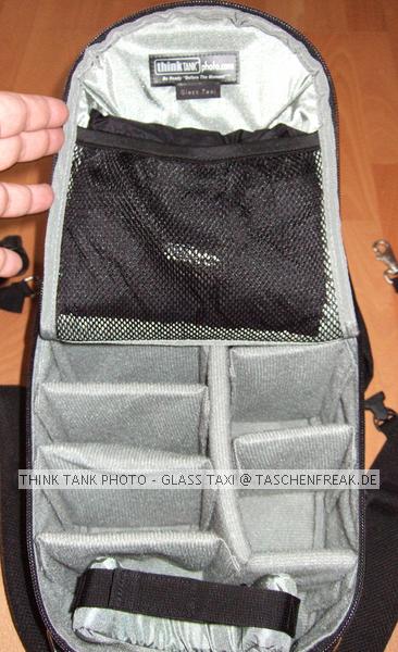THINK TANK PHOTO - GLASS TAXI\n\nFoto von Jörg Langer - www.taschenfreak.de\n\nKommentar des Nutzers:\n\nDas Think Tank Glass Taxi ist eine sehr gut durchdachte Tasche und Rucksack. \n\nLaut Hersteller ist es eine Convertible Shoulder bag / backpack.\n\nEmpfehlungen des Herstellers:\nBis zu 400 2,8 oder 500 4.0\nBis zu 300 2.8 mit angesetzter Cam.\nBis zu 70-200 2,8 mit angesetzter Cam und angesetzter Geli\n\nInnenmaße: 41,5x21x20cm\nAußenmaße: 43x22x24cm \n\nEs passen auch professionelle DSLR wie Canon 1D oder Cams mit Batteriegriff problemlos hinein.\n\nDie Rucksackgurte sind ausreichend lang genug auch für sehr große Personen und sehr gut gepolstert das ein Tragen äußerst bequem ist. Die Gurte können auch gut im Rücken verstaut werden so das sie bei Verwendung des Glass Taxi als Schultertasche nicht stören und zum Beispiel im engen Flugzeug nicht an jeder Armlehne hängen bleiben.\n\nDas Glass Taxi ist ein Packwunder und sieht sehr schlank und "smart" aus.\n\nWir haben da in dieser "Testpackung" hier das Glass Taxi beladen miit:\nCanon 5D mit BG und angesetztem 28-300 L IS, Sigma 12-24 EX, Canon 85 1,8, Canon 35 2.0, Canon 50 1,8II, Canopn 580EX, Canon 430EX, Canon ST-E2, Canon Timer Remote Cable, 5 Akkus für Cam, 8 Akkus für Blitze, Stofen Bouncer, Polfilter, Speicher, Tücher und Reinigungsmaterial.\n\nAuf der Vorderseite kann bestens Zubehörteile oder andere Produkte aus dem Hause Think Tank angebracht werden um das Glass Taxi noch umfangreicher zu machen.\n\nUnsere Taschenfreak Bewertung:\n\n1A+ - eine Tasche für den Ambitionierten Nutzer die sehr gut aussieht, sehr hochwertig verarbeitet und extrem, praktisch ist.