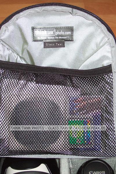 THINK TANK PHOTO - GLASS TAXI\n\nFoto von Jrg Langer - www.taschenfreak.de\n\nKommentar des Nutzers:\n\nDas Think Tank Glass Taxi ist eine sehr gut durchdachte Tasche und Rucksack. \n\nLaut Hersteller ist es eine Convertible Shoulder bag / backpack.\n\nEmpfehlungen des Herstellers:\nBis zu 400 2,8 oder 500 4.0\nBis zu 300 2.8 mit angesetzter Cam.\nBis zu 70-200 2,8 mit angesetzter Cam und angesetzter Geli\n\nInnenmae: 41,5x21x20cm\nAuenmae: 43x22x24cm \n\nEs passen auch professionelle DSLR wie Canon 1D oder Cams mit Batteriegriff problemlos hinein.\n\nDie Rucksackgurte sind ausreichend lang genug auch fr sehr groe Personen und sehr gut gepolstert das ein Tragen uerst bequem ist. Die Gurte knnen auch gut im Rcken verstaut werden so das sie bei Verwendung des Glass Taxi als Schultertasche nicht stren und zum Beispiel im engen Flugzeug nicht an jeder Armlehne hngen bleiben.\n\nDas Glass Taxi ist ein Packwunder und sieht sehr schlank und "smart" aus.\n\nWir haben da in dieser "Testpackung" hier das Glass Taxi beladen miit:\nCanon 5D mit BG und angesetztem 28-300 L IS, Sigma 12-24 EX, Canon 85 1,8, Canon 35 2.0, Canon 50 1,8II, Canopn 580EX, Canon 430EX, Canon ST-E2, Canon Timer Remote Cable, 5 Akkus fr Cam, 8 Akkus fr Blitze, Stofen Bouncer, Polfilter, Speicher, Tcher und Reinigungsmaterial.\n\nAuf der Vorderseite kann bestens Zubehrteile oder andere Produkte aus dem Hause Think Tank angebracht werden um das Glass Taxi noch umfangreicher zu machen.\n\nUnsere Taschenfreak Bewertung:\n\n1A+ - eine Tasche fr den Ambitionierten Nutzer die sehr gut aussieht, sehr hochwertig verarbeitet und extrem, praktisch ist.
