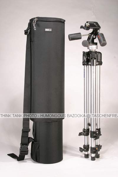 THINK TANK PHOTO - HUMONGOUS BAZOOKA\n\nFOTO VON ISARFOTO & THINK TANK PHOTO - VIELEN DANK!\n\nKommentar des Herstellers:\n\nHolds the largest tripods and light stands! Protect your equipment from wear and tear!\n\nFeatures:\n	Attaches to Airport series backpacks.\n	Attaches to Airport Security roller.\n	Adjusts 22.5 to 41 (57-104 cm) in length.\n	Max diameter 6.75 (17 cm).\n	Carries light stands, umbrellas, and soft boxes.\n	Protects tripod from damage.\n	Hides tripod when not in use.\n	Tuck-away shoulder strap.\n	Made from Ballistic Nylon.