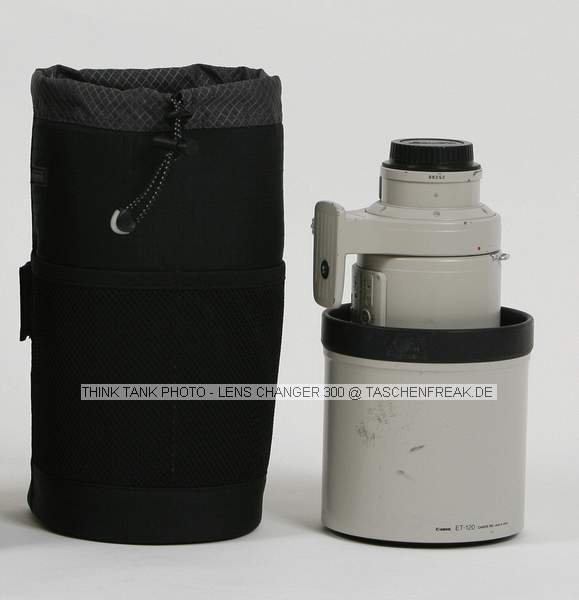 THINK TANK PHOTO - LENS CHANGER 300\n\nFOTO VON ISARFOTO & THINK TANK PHOTO - VIELEN DANK!\n\nKommentar des Herstellers:\n\nLens Changer 300\n\nCarry your super telephoto lenses such as the 300 2.8 and the 200 2, with the lens hood and tripod collar attached.