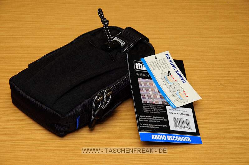 THINK TANK PHOTO - MULTIMEDIA AUDIO RECORDER\n\nFoto und Kommentar von J�rg Langer - www.taschenfreak.de\n\nKommentar:\n\nVielen Dank an ISARFOTO f�r die Leihstellung der Think Tank Produkte, die ich hiermit gerne den Taschenfreak.de Besuchern vorstellen m�chte.\n\nHier zeige ich Euch heute die AUDIO RECORDER aus der Multi Media Serie von Think Tank. Eigentlich geeignet f�r, wie es der Name schon sagt, f�r einen Audio Recorder. Man kann sehr gut Kabel herausf�hren und dieses auch an den Gurtsystemen von Think Tank befestigen. \n\nAuch in diese Tasche passt gut ein Systemblitz anstelle der Audio Komponenten.