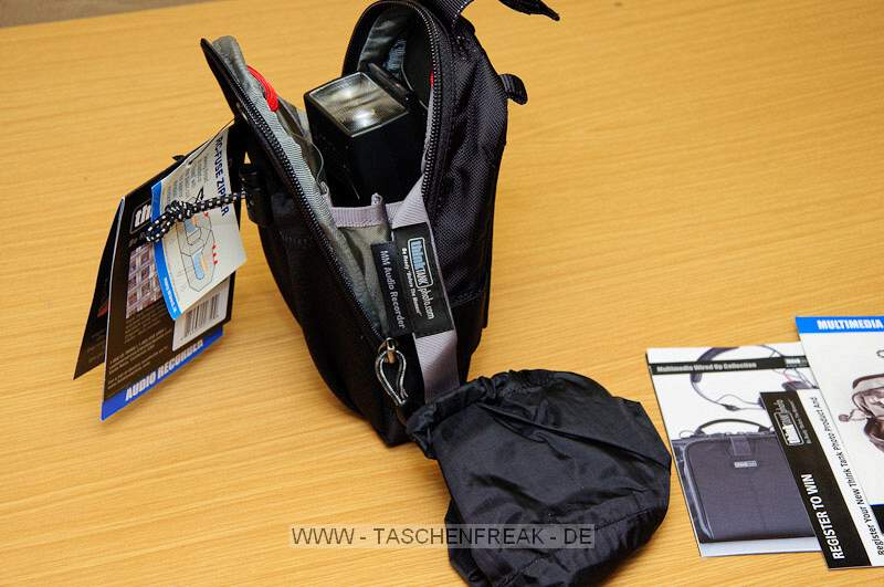 THINK TANK PHOTO - MULTIMEDIA AUDIO RECORDER\n\nFoto und Kommentar von J�rg Langer - www.taschenfreak.de\n\nKommentar:\n\nVielen Dank an ISARFOTO f�r die Leihstellung der Think Tank Produkte, die ich hiermit gerne den Taschenfreak.de Besuchern vorstellen m�chte.\n\nHier zeige ich Euch heute die AUDIO RECORDER aus der Multi Media Serie von Think Tank. Eigentlich geeignet f�r, wie es der Name schon sagt, f�r einen Audio Recorder. Man kann sehr gut Kabel herausf�hren und dieses auch an den Gurtsystemen von Think Tank befestigen. \n\nAuch in diese Tasche passt gut ein Systemblitz anstelle der Audio Komponenten.