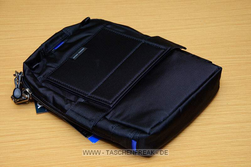 THINK TANK PHOTO - BIG AUDIO\n\nFoto und Kommentar von Jörg Langer - www.taschenfreak.de\n\nKommentar;\n\nVielen Dank an ISARFOTO für die Leihstellung der Think Tank Produkte, die ich hiermit gerne den Taschenfreak.de Besuchern vorstellen möchte.\n\nHier zeige ich Euch heute die MULTIMEDIA BIG AUDIO aus der Multi Media Serie von Think Tank. Eigentlich geeignet für, wie es der Name schon sagt, für einen Audio Recorder. Man kann sehr gut Kabel herausführen und dieses auch an den Gurtsystemen von Think Tank befestigen. Diese Tasche ist eine Nummer größer als die MULTIMEDIA AUDIO RECORDER.\n\nAuch in diese Tasche passt gut ein Systemblitz und jede Menge weiteres Zubehör anstelle der Audio Komponenten.