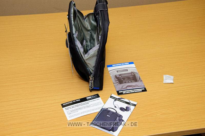 THINK TANK PHOTO - BIG AUDIO\n\nFoto und Kommentar von Jrg Langer - www.taschenfreak.de\n\nKommentar;\n\nVielen Dank an ISARFOTO fr die Leihstellung der Think Tank Produkte, die ich hiermit gerne den Taschenfreak.de Besuchern vorstellen mchte.\n\nHier zeige ich Euch heute die MULTIMEDIA BIG AUDIO aus der Multi Media Serie von Think Tank. Eigentlich geeignet fr, wie es der Name schon sagt, fr einen Audio Recorder. Man kann sehr gut Kabel herausfhren und dieses auch an den Gurtsystemen von Think Tank befestigen. Diese Tasche ist eine Nummer grer als die MULTIMEDIA AUDIO RECORDER.\n\nAuch in diese Tasche passt gut ein Systemblitz und jede Menge weiteres Zubehr anstelle der Audio Komponenten.