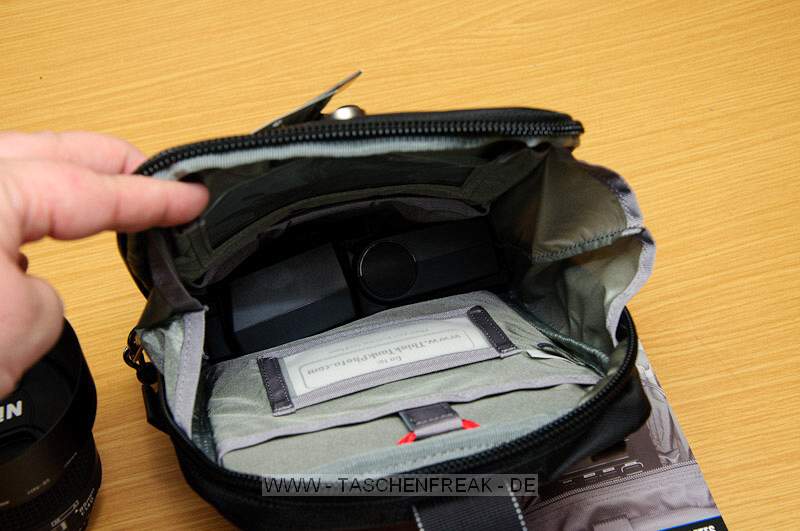 THINK TANK PHOTO - BIG AUDIO\n\nFoto und Kommentar von Jrg Langer - www.taschenfreak.de\n\nKommentar;\n\nVielen Dank an ISARFOTO fr die Leihstellung der Think Tank Produkte, die ich hiermit gerne den Taschenfreak.de Besuchern vorstellen mchte.\n\nHier zeige ich Euch heute die MULTIMEDIA BIG AUDIO aus der Multi Media Serie von Think Tank. Eigentlich geeignet fr, wie es der Name schon sagt, fr einen Audio Recorder. Man kann sehr gut Kabel herausfhren und dieses auch an den Gurtsystemen von Think Tank befestigen. Diese Tasche ist eine Nummer grer als die MULTIMEDIA AUDIO RECORDER.\n\nAuch in diese Tasche passt gut ein Systemblitz und jede Menge weiteres Zubehr anstelle der Audio Komponenten.