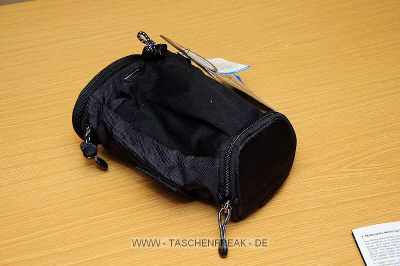 THINK TANK PHOTO - MULTIMEDIA MIC DROP IN\n\nFoto und Kommentar von Jörg Langer - www.taschenfreak.de\n\nKommentar:\n\nVielen Dank an ISARFOTO für die Leihstellung der Think Tank Produkte, die ich hiermit gerne den Taschenfreak.de Besuchern vorstellen möchte.\n\nHier zeige ich Euch heute die MULTIMEDIA MIC DROP IN aus der Multi Media Serie von Think Tank. Eigentlich geeignet für, wie es der Name schon sagt, für ein Mikrophone. Der weiche "Eingang" der Tasche ermöglicht ein sensationell schnelles "befüllen" oder auch "reinstopfen" der Komponenten, ohne das diese Schaden nehmen. Man kann sehr gut Kabel herausführen und dieses auch an den Gurtsystemen von Think Tank befestigen.\n\nAuch in diese Tasche passt gut ein Systemblitz anstelle der Audio Komponenten.