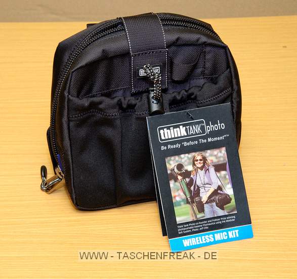 THINK TANK PHOTO - MULTIMEDIA WIRELESS MIC KIT\n\nFoto und Kommentar von Jrg Langer - www.taschenfreak.de\n\nKommentar:\n\nVielen Dank an ISARFOTO fr die Leihstellung der Think Tank Produkte, die ich hiermit gerne den Taschenfreak.de Besuchern vorstellen mchte.\n\nHier zeige ich Euch heute die MULTIMEDIA WIRELESS MIC KIT aus der Multi Media Serie von Think Tank. \n\nAlles was man als MultiMedia Worker so braucht geht in dieses Allzweck-Tool von Think Tank herein. Man kann sehr gut Kabel herausfhren und dieses auch an den Gurtsystemen von Think Tank befestigen.\n\nZum Lieferumfang gehren die kleine Cablen Management 20 und auch die Think Tank blichen Kabelbinder.\n\nAuch in diese Tasche passen gut zwei Systemblitze anstelle der Mic oder Audio Komponenten.