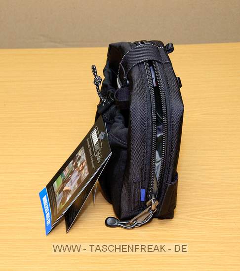 THINK TANK PHOTO - MULTIMEDIA WIRELESS MIC KIT\n\nFoto und Kommentar von Jörg Langer - www.taschenfreak.de\n\nKommentar:\n\nVielen Dank an ISARFOTO für die Leihstellung der Think Tank Produkte, die ich hiermit gerne den Taschenfreak.de Besuchern vorstellen möchte.\n\nHier zeige ich Euch heute die MULTIMEDIA WIRELESS MIC KIT aus der Multi Media Serie von Think Tank. \n\nAlles was man als MultiMedia Worker so braucht geht in dieses Allzweck-Tool von Think Tank herein. Man kann sehr gut Kabel herausführen und dieses auch an den Gurtsystemen von Think Tank befestigen.\n\nZum Lieferumfang gehören die kleine Cablen Management 20 und auch die Think Tank üblichen Kabelbinder.\n\nAuch in diese Tasche passen gut zwei Systemblitze anstelle der Mic oder Audio Komponenten.