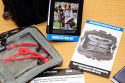 THINK TANK PHOTO - MULTIMEDIA WIRELESS MIC KIT\n\nFoto und Kommentar von Jrg Langer - www.taschenfreak.de\n\nKommentar:\n\nVielen Dank an ISARFOTO fr die Leihstellung der Think Tank Produkte, die ich hiermit gerne den Taschenfreak.de Besuchern vorstellen mchte.\n\nHier zeige ich Euch heute die MULTIMEDIA WIRELESS MIC KIT aus der Multi Media Serie von Think Tank. \n\nAlles was man als MultiMedia Worker so braucht geht in dieses Allzweck-Tool von Think Tank herein. Man kann sehr gut Kabel herausfhren und dieses auch an den Gurtsystemen von Think Tank befestigen.\n\nZum Lieferumfang gehren die kleine Cablen Management 20 und auch die Think Tank blichen Kabelbinder.\n\nAuch in diese Tasche passen gut zwei Systemblitze anstelle der Mic oder Audio Komponenten.