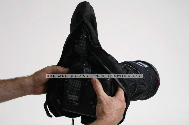 THINK TANK PHOTO - REMOTE CONTROL\n\nFOTO VON ISARFOTO & THINK TANK PHOTO - VIELEN DANK!\n\nKommentar des Herstellers:\n\nRemote Control 10 & 20\n\nProtective raincovers for cameras set up to be triggered remotely with a Pocket Wizard or hard-wired setup, such as for sports or nature photography.\n\nFeatures:\nAttaches while the camera is mounted.\nEasy access to the back of the camera.\nBungee cord to secure the cover.\nBusiness card holder for identification.\nFront waterproof cap.\nThe Remote Control 20 comes with an extension piece that allows it to work with up to a 600 mm lens.\nSeam-sealed waterproof construction.\nSmall and lightweight, it folds up into its own pouch.\nPerfect for Horse Races, Track & Field, Baseball, Football, Basketball, Nature Photography, and more.