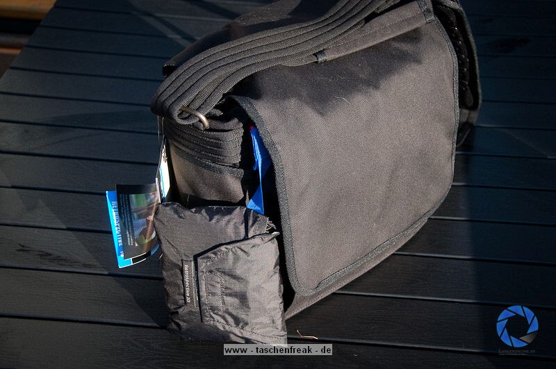 THINK TANK PHOTO - RETROSPECTIVE 10\n\nFoto und Text von Jrg Langer - www.taschenfreak.de\n\nKommentar:\n\nRaumwunder! Wenn man eine Tasche mit nur einem Begriff bezeichnen soll, dann dieses Modell mit dem Begriff Raumwunder!\n\nAls ich sie auspackte, eine Presseteststellung, war mir klar das ich sie mit meiner Ausrstng aufgrund ihrer Gre bzw. kompaktheit gleich wieder nach dem Test zurckschicken kann.\n\nDas sah nach dem ersten "Einpacken" der ganz normalen Reportageausrstung Cam, 14-24 2.8, 24-70 2.8, 70-200 2.8 und Blitz, iPad und Kleinkram ganz anders aus! Ich htte NIEMALS gedacht das das alles so stressfrei und bequem in diese kleine (wirkende) Tasche rein geht.\n\nDieses Raumwunder gepaart mit der Unaufflligkeit dieser Tasche und der perfekten Funktion, wie zum Beispiel die Lautlosfunktion des Deckels, machen Sie meiner Meinung nach zu einem "MUSS" fr Menschen die gerne viel unterwegs sind mit Ihrer Reportageausrstung.\n\nTaschenfreak Note: \nSchulnote 1 und ABSOLUTE KAUFEMPFEHLUNG\n\nWo kaufen: \nEindeutig bei ISARFOTO - besser geht es in Sachen Service und Kompetenz nicht!\n\npersnliche Anmerkung vom Taschenfreak: \nMist schon wieder eine Tasche wo ich es nicht schaffe Sie wieder herzugeben...