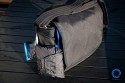THINK TANK PHOTO - RETROSPECTIVE 10\n\nFoto und Text von Jörg Langer - www.taschenfreak.de\n\nKommentar:\n\nRaumwunder! Wenn man eine Tasche mit nur einem Begriff bezeichnen soll, dann dieses Modell mit dem Begriff Raumwunder!\n\nAls ich sie auspackte, eine Presseteststellung, war mir klar das ich sie mit meiner Ausrüstng aufgrund ihrer Größe bzw. kompaktheit gleich wieder nach dem Test zurückschicken kann.\n\nDas sah nach dem ersten "Einpacken" der ganz normalen Reportageausrüstung Cam, 14-24 2.8, 24-70 2.8, 70-200 2.8 und Blitz, iPad und Kleinkram ganz anders aus! Ich hätte NIEMALS gedacht das das alles so stressfrei und bequem in diese kleine (wirkende) Tasche rein geht.\n\nDieses Raumwunder gepaart mit der Unauffälligkeit dieser Tasche und der perfekten Funktion, wie zum Beispiel die Lautlosfunktion des Deckels, machen Sie meiner Meinung nach zu einem "MUSS" für Menschen die gerne viel unterwegs sind mit Ihrer Reportageausrüstung.\n\nTaschenfreak Note: \nSchulnote 1 und ABSOLUTE KAUFEMPFEHLUNG\n\nWo kaufen: \nEindeutig bei ISARFOTO - besser geht es in Sachen Service und Kompetenz nicht!\n\npersönliche Anmerkung vom Taschenfreak: \nMist schon wieder eine Tasche wo ich es nicht schaffe Sie wieder herzugeben...