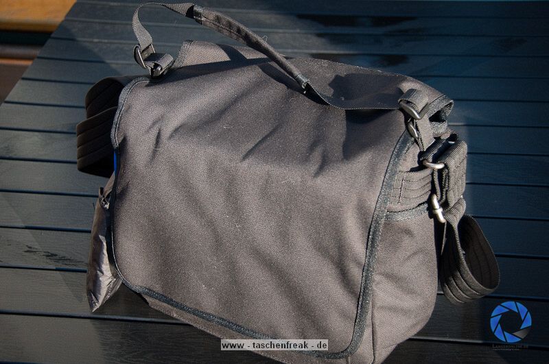 THINK TANK PHOTO - RETROSPECTIVE 10\n\nFoto und Text von Jrg Langer - www.taschenfreak.de\n\nKommentar:\n\nRaumwunder! Wenn man eine Tasche mit nur einem Begriff bezeichnen soll, dann dieses Modell mit dem Begriff Raumwunder!\n\nAls ich sie auspackte, eine Presseteststellung, war mir klar das ich sie mit meiner Ausrstng aufgrund ihrer Gre bzw. kompaktheit gleich wieder nach dem Test zurckschicken kann.\n\nDas sah nach dem ersten "Einpacken" der ganz normalen Reportageausrstung Cam, 14-24 2.8, 24-70 2.8, 70-200 2.8 und Blitz, iPad und Kleinkram ganz anders aus! Ich htte NIEMALS gedacht das das alles so stressfrei und bequem in diese kleine (wirkende) Tasche rein geht.\n\nDieses Raumwunder gepaart mit der Unaufflligkeit dieser Tasche und der perfekten Funktion, wie zum Beispiel die Lautlosfunktion des Deckels, machen Sie meiner Meinung nach zu einem "MUSS" fr Menschen die gerne viel unterwegs sind mit Ihrer Reportageausrstung.\n\nTaschenfreak Note: \nSchulnote 1 und ABSOLUTE KAUFEMPFEHLUNG\n\nWo kaufen: \nEindeutig bei ISARFOTO - besser geht es in Sachen Service und Kompetenz nicht!\n\npersnliche Anmerkung vom Taschenfreak: \nMist schon wieder eine Tasche wo ich es nicht schaffe Sie wieder herzugeben...