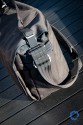 THINK TANK PHOTO - RETROSPECTIVE 10\n\nFoto und Text von Jörg Langer - www.taschenfreak.de\n\nKommentar:\n\nRaumwunder! Wenn man eine Tasche mit nur einem Begriff bezeichnen soll, dann dieses Modell mit dem Begriff Raumwunder!\n\nAls ich sie auspackte, eine Presseteststellung, war mir klar das ich sie mit meiner Ausrüstng aufgrund ihrer Größe bzw. kompaktheit gleich wieder nach dem Test zurückschicken kann.\n\nDas sah nach dem ersten "Einpacken" der ganz normalen Reportageausrüstung Cam, 14-24 2.8, 24-70 2.8, 70-200 2.8 und Blitz, iPad und Kleinkram ganz anders aus! Ich hätte NIEMALS gedacht das das alles so stressfrei und bequem in diese kleine (wirkende) Tasche rein geht.\n\nDieses Raumwunder gepaart mit der Unauffälligkeit dieser Tasche und der perfekten Funktion, wie zum Beispiel die Lautlosfunktion des Deckels, machen Sie meiner Meinung nach zu einem "MUSS" für Menschen die gerne viel unterwegs sind mit Ihrer Reportageausrüstung.\n\nTaschenfreak Note: \nSchulnote 1 und ABSOLUTE KAUFEMPFEHLUNG\n\nWo kaufen: \nEindeutig bei ISARFOTO - besser geht es in Sachen Service und Kompetenz nicht!\n\npersönliche Anmerkung vom Taschenfreak: \nMist schon wieder eine Tasche wo ich es nicht schaffe Sie wieder herzugeben...