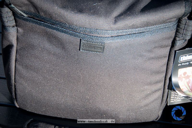 THINK TANK PHOTO - RETROSPECTIVE 10\n\nFoto und Text von Jrg Langer - www.taschenfreak.de\n\nKommentar:\n\nRaumwunder! Wenn man eine Tasche mit nur einem Begriff bezeichnen soll, dann dieses Modell mit dem Begriff Raumwunder!\n\nAls ich sie auspackte, eine Presseteststellung, war mir klar das ich sie mit meiner Ausrstng aufgrund ihrer Gre bzw. kompaktheit gleich wieder nach dem Test zurckschicken kann.\n\nDas sah nach dem ersten "Einpacken" der ganz normalen Reportageausrstung Cam, 14-24 2.8, 24-70 2.8, 70-200 2.8 und Blitz, iPad und Kleinkram ganz anders aus! Ich htte NIEMALS gedacht das das alles so stressfrei und bequem in diese kleine (wirkende) Tasche rein geht.\n\nDieses Raumwunder gepaart mit der Unaufflligkeit dieser Tasche und der perfekten Funktion, wie zum Beispiel die Lautlosfunktion des Deckels, machen Sie meiner Meinung nach zu einem "MUSS" fr Menschen die gerne viel unterwegs sind mit Ihrer Reportageausrstung.\n\nTaschenfreak Note: \nSchulnote 1 und ABSOLUTE KAUFEMPFEHLUNG\n\nWo kaufen: \nEindeutig bei ISARFOTO - besser geht es in Sachen Service und Kompetenz nicht!\n\npersnliche Anmerkung vom Taschenfreak: \nMist schon wieder eine Tasche wo ich es nicht schaffe Sie wieder herzugeben...