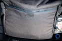 THINK TANK PHOTO - RETROSPECTIVE 10\n\nFoto und Text von Jörg Langer - www.taschenfreak.de\n\nKommentar:\n\nRaumwunder! Wenn man eine Tasche mit nur einem Begriff bezeichnen soll, dann dieses Modell mit dem Begriff Raumwunder!\n\nAls ich sie auspackte, eine Presseteststellung, war mir klar das ich sie mit meiner Ausrüstng aufgrund ihrer Größe bzw. kompaktheit gleich wieder nach dem Test zurückschicken kann.\n\nDas sah nach dem ersten "Einpacken" der ganz normalen Reportageausrüstung Cam, 14-24 2.8, 24-70 2.8, 70-200 2.8 und Blitz, iPad und Kleinkram ganz anders aus! Ich hätte NIEMALS gedacht das das alles so stressfrei und bequem in diese kleine (wirkende) Tasche rein geht.\n\nDieses Raumwunder gepaart mit der Unauffälligkeit dieser Tasche und der perfekten Funktion, wie zum Beispiel die Lautlosfunktion des Deckels, machen Sie meiner Meinung nach zu einem "MUSS" für Menschen die gerne viel unterwegs sind mit Ihrer Reportageausrüstung.\n\nTaschenfreak Note: \nSchulnote 1 und ABSOLUTE KAUFEMPFEHLUNG\n\nWo kaufen: \nEindeutig bei ISARFOTO - besser geht es in Sachen Service und Kompetenz nicht!\n\npersönliche Anmerkung vom Taschenfreak: \nMist schon wieder eine Tasche wo ich es nicht schaffe Sie wieder herzugeben...