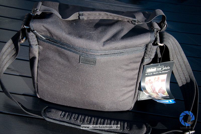 THINK TANK PHOTO - RETROSPECTIVE 10\n\nFoto und Text von Jrg Langer - www.taschenfreak.de\n\nKommentar:\n\nRaumwunder! Wenn man eine Tasche mit nur einem Begriff bezeichnen soll, dann dieses Modell mit dem Begriff Raumwunder!\n\nAls ich sie auspackte, eine Presseteststellung, war mir klar das ich sie mit meiner Ausrstng aufgrund ihrer Gre bzw. kompaktheit gleich wieder nach dem Test zurckschicken kann.\n\nDas sah nach dem ersten "Einpacken" der ganz normalen Reportageausrstung Cam, 14-24 2.8, 24-70 2.8, 70-200 2.8 und Blitz, iPad und Kleinkram ganz anders aus! Ich htte NIEMALS gedacht das das alles so stressfrei und bequem in diese kleine (wirkende) Tasche rein geht.\n\nDieses Raumwunder gepaart mit der Unaufflligkeit dieser Tasche und der perfekten Funktion, wie zum Beispiel die Lautlosfunktion des Deckels, machen Sie meiner Meinung nach zu einem "MUSS" fr Menschen die gerne viel unterwegs sind mit Ihrer Reportageausrstung.\n\nTaschenfreak Note: \nSchulnote 1 und ABSOLUTE KAUFEMPFEHLUNG\n\nWo kaufen: \nEindeutig bei ISARFOTO - besser geht es in Sachen Service und Kompetenz nicht!\n\npersnliche Anmerkung vom Taschenfreak: \nMist schon wieder eine Tasche wo ich es nicht schaffe Sie wieder herzugeben...