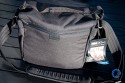 THINK TANK PHOTO - RETROSPECTIVE 10\n\nFoto und Text von Jörg Langer - www.taschenfreak.de\n\nKommentar:\n\nRaumwunder! Wenn man eine Tasche mit nur einem Begriff bezeichnen soll, dann dieses Modell mit dem Begriff Raumwunder!\n\nAls ich sie auspackte, eine Presseteststellung, war mir klar das ich sie mit meiner Ausrüstng aufgrund ihrer Größe bzw. kompaktheit gleich wieder nach dem Test zurückschicken kann.\n\nDas sah nach dem ersten "Einpacken" der ganz normalen Reportageausrüstung Cam, 14-24 2.8, 24-70 2.8, 70-200 2.8 und Blitz, iPad und Kleinkram ganz anders aus! Ich hätte NIEMALS gedacht das das alles so stressfrei und bequem in diese kleine (wirkende) Tasche rein geht.\n\nDieses Raumwunder gepaart mit der Unauffälligkeit dieser Tasche und der perfekten Funktion, wie zum Beispiel die Lautlosfunktion des Deckels, machen Sie meiner Meinung nach zu einem "MUSS" für Menschen die gerne viel unterwegs sind mit Ihrer Reportageausrüstung.\n\nTaschenfreak Note: \nSchulnote 1 und ABSOLUTE KAUFEMPFEHLUNG\n\nWo kaufen: \nEindeutig bei ISARFOTO - besser geht es in Sachen Service und Kompetenz nicht!\n\npersönliche Anmerkung vom Taschenfreak: \nMist schon wieder eine Tasche wo ich es nicht schaffe Sie wieder herzugeben...