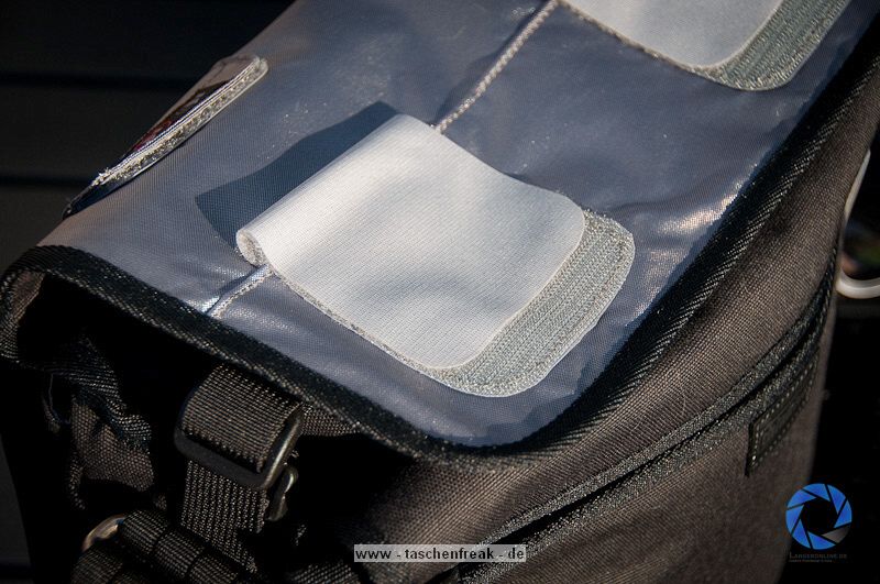 THINK TANK PHOTO - RETROSPECTIVE 10\n\nFoto und Text von Jrg Langer - www.taschenfreak.de\n\nKommentar:\n\nRaumwunder! Wenn man eine Tasche mit nur einem Begriff bezeichnen soll, dann dieses Modell mit dem Begriff Raumwunder!\n\nAls ich sie auspackte, eine Presseteststellung, war mir klar das ich sie mit meiner Ausrstng aufgrund ihrer Gre bzw. kompaktheit gleich wieder nach dem Test zurckschicken kann.\n\nDas sah nach dem ersten "Einpacken" der ganz normalen Reportageausrstung Cam, 14-24 2.8, 24-70 2.8, 70-200 2.8 und Blitz, iPad und Kleinkram ganz anders aus! Ich htte NIEMALS gedacht das das alles so stressfrei und bequem in diese kleine (wirkende) Tasche rein geht.\n\nDieses Raumwunder gepaart mit der Unaufflligkeit dieser Tasche und der perfekten Funktion, wie zum Beispiel die Lautlosfunktion des Deckels, machen Sie meiner Meinung nach zu einem "MUSS" fr Menschen die gerne viel unterwegs sind mit Ihrer Reportageausrstung.\n\nTaschenfreak Note: \nSchulnote 1 und ABSOLUTE KAUFEMPFEHLUNG\n\nWo kaufen: \nEindeutig bei ISARFOTO - besser geht es in Sachen Service und Kompetenz nicht!\n\npersnliche Anmerkung vom Taschenfreak: \nMist schon wieder eine Tasche wo ich es nicht schaffe Sie wieder herzugeben...