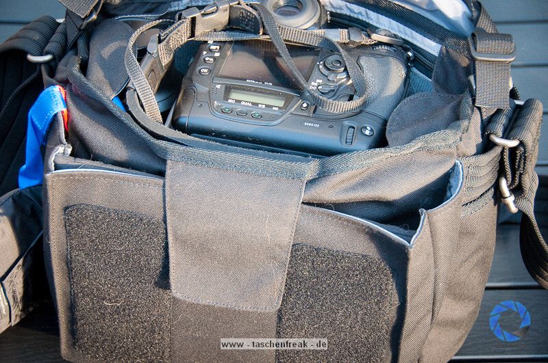 THINK TANK PHOTO - RETROSPECTIVE 10\n\nFoto und Text von Jrg Langer - www.taschenfreak.de\n\nKommentar:\n\nRaumwunder! Wenn man eine Tasche mit nur einem Begriff bezeichnen soll, dann dieses Modell mit dem Begriff Raumwunder!\n\nAls ich sie auspackte, eine Presseteststellung, war mir klar das ich sie mit meiner Ausrstng aufgrund ihrer Gre bzw. kompaktheit gleich wieder nach dem Test zurckschicken kann.\n\nDas sah nach dem ersten "Einpacken" der ganz normalen Reportageausrstung Cam, 14-24 2.8, 24-70 2.8, 70-200 2.8 und Blitz, iPad und Kleinkram ganz anders aus! Ich htte NIEMALS gedacht das das alles so stressfrei und bequem in diese kleine (wirkende) Tasche rein geht.\n\nDieses Raumwunder gepaart mit der Unaufflligkeit dieser Tasche und der perfekten Funktion, wie zum Beispiel die Lautlosfunktion des Deckels, machen Sie meiner Meinung nach zu einem "MUSS" fr Menschen die gerne viel unterwegs sind mit Ihrer Reportageausrstung.\n\nTaschenfreak Note: \nSchulnote 1 und ABSOLUTE KAUFEMPFEHLUNG\n\nWo kaufen: \nEindeutig bei ISARFOTO - besser geht es in Sachen Service und Kompetenz nicht!\n\npersnliche Anmerkung vom Taschenfreak: \nMist schon wieder eine Tasche wo ich es nicht schaffe Sie wieder herzugeben...