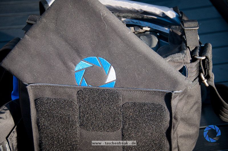 THINK TANK PHOTO - RETROSPECTIVE 10\n\nFoto und Text von Jrg Langer - www.taschenfreak.de\n\nKommentar:\n\nRaumwunder! Wenn man eine Tasche mit nur einem Begriff bezeichnen soll, dann dieses Modell mit dem Begriff Raumwunder!\n\nAls ich sie auspackte, eine Presseteststellung, war mir klar das ich sie mit meiner Ausrstng aufgrund ihrer Gre bzw. kompaktheit gleich wieder nach dem Test zurckschicken kann.\n\nDas sah nach dem ersten "Einpacken" der ganz normalen Reportageausrstung Cam, 14-24 2.8, 24-70 2.8, 70-200 2.8 und Blitz, iPad und Kleinkram ganz anders aus! Ich htte NIEMALS gedacht das das alles so stressfrei und bequem in diese kleine (wirkende) Tasche rein geht.\n\nDieses Raumwunder gepaart mit der Unaufflligkeit dieser Tasche und der perfekten Funktion, wie zum Beispiel die Lautlosfunktion des Deckels, machen Sie meiner Meinung nach zu einem "MUSS" fr Menschen die gerne viel unterwegs sind mit Ihrer Reportageausrstung.\n\nTaschenfreak Note: \nSchulnote 1 und ABSOLUTE KAUFEMPFEHLUNG\n\nWo kaufen: \nEindeutig bei ISARFOTO - besser geht es in Sachen Service und Kompetenz nicht!\n\npersnliche Anmerkung vom Taschenfreak: \nMist schon wieder eine Tasche wo ich es nicht schaffe Sie wieder herzugeben...