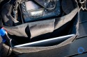 THINK TANK PHOTO - RETROSPECTIVE 10\n\nFoto und Text von Jörg Langer - www.taschenfreak.de\n\nKommentar:\n\nRaumwunder! Wenn man eine Tasche mit nur einem Begriff bezeichnen soll, dann dieses Modell mit dem Begriff Raumwunder!\n\nAls ich sie auspackte, eine Presseteststellung, war mir klar das ich sie mit meiner Ausrüstng aufgrund ihrer Größe bzw. kompaktheit gleich wieder nach dem Test zurückschicken kann.\n\nDas sah nach dem ersten "Einpacken" der ganz normalen Reportageausrüstung Cam, 14-24 2.8, 24-70 2.8, 70-200 2.8 und Blitz, iPad und Kleinkram ganz anders aus! Ich hätte NIEMALS gedacht das das alles so stressfrei und bequem in diese kleine (wirkende) Tasche rein geht.\n\nDieses Raumwunder gepaart mit der Unauffälligkeit dieser Tasche und der perfekten Funktion, wie zum Beispiel die Lautlosfunktion des Deckels, machen Sie meiner Meinung nach zu einem "MUSS" für Menschen die gerne viel unterwegs sind mit Ihrer Reportageausrüstung.\n\nTaschenfreak Note: \nSchulnote 1 und ABSOLUTE KAUFEMPFEHLUNG\n\nWo kaufen: \nEindeutig bei ISARFOTO - besser geht es in Sachen Service und Kompetenz nicht!\n\npersönliche Anmerkung vom Taschenfreak: \nMist schon wieder eine Tasche wo ich es nicht schaffe Sie wieder herzugeben...