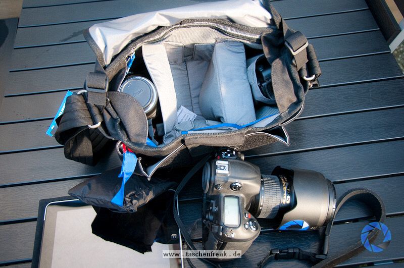 THINK TANK PHOTO - RETROSPECTIVE 10\n\nFoto und Text von Jrg Langer - www.taschenfreak.de\n\nKommentar:\n\nRaumwunder! Wenn man eine Tasche mit nur einem Begriff bezeichnen soll, dann dieses Modell mit dem Begriff Raumwunder!\n\nAls ich sie auspackte, eine Presseteststellung, war mir klar das ich sie mit meiner Ausrstng aufgrund ihrer Gre bzw. kompaktheit gleich wieder nach dem Test zurckschicken kann.\n\nDas sah nach dem ersten "Einpacken" der ganz normalen Reportageausrstung Cam, 14-24 2.8, 24-70 2.8, 70-200 2.8 und Blitz, iPad und Kleinkram ganz anders aus! Ich htte NIEMALS gedacht das das alles so stressfrei und bequem in diese kleine (wirkende) Tasche rein geht.\n\nDieses Raumwunder gepaart mit der Unaufflligkeit dieser Tasche und der perfekten Funktion, wie zum Beispiel die Lautlosfunktion des Deckels, machen Sie meiner Meinung nach zu einem "MUSS" fr Menschen die gerne viel unterwegs sind mit Ihrer Reportageausrstung.\n\nTaschenfreak Note: \nSchulnote 1 und ABSOLUTE KAUFEMPFEHLUNG\n\nWo kaufen: \nEindeutig bei ISARFOTO - besser geht es in Sachen Service und Kompetenz nicht!\n\npersnliche Anmerkung vom Taschenfreak: \nMist schon wieder eine Tasche wo ich es nicht schaffe Sie wieder herzugeben...