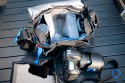THINK TANK PHOTO - RETROSPECTIVE 10\n\nFoto und Text von Jörg Langer - www.taschenfreak.de\n\nKommentar:\n\nRaumwunder! Wenn man eine Tasche mit nur einem Begriff bezeichnen soll, dann dieses Modell mit dem Begriff Raumwunder!\n\nAls ich sie auspackte, eine Presseteststellung, war mir klar das ich sie mit meiner Ausrüstng aufgrund ihrer Größe bzw. kompaktheit gleich wieder nach dem Test zurückschicken kann.\n\nDas sah nach dem ersten "Einpacken" der ganz normalen Reportageausrüstung Cam, 14-24 2.8, 24-70 2.8, 70-200 2.8 und Blitz, iPad und Kleinkram ganz anders aus! Ich hätte NIEMALS gedacht das das alles so stressfrei und bequem in diese kleine (wirkende) Tasche rein geht.\n\nDieses Raumwunder gepaart mit der Unauffälligkeit dieser Tasche und der perfekten Funktion, wie zum Beispiel die Lautlosfunktion des Deckels, machen Sie meiner Meinung nach zu einem "MUSS" für Menschen die gerne viel unterwegs sind mit Ihrer Reportageausrüstung.\n\nTaschenfreak Note: \nSchulnote 1 und ABSOLUTE KAUFEMPFEHLUNG\n\nWo kaufen: \nEindeutig bei ISARFOTO - besser geht es in Sachen Service und Kompetenz nicht!\n\npersönliche Anmerkung vom Taschenfreak: \nMist schon wieder eine Tasche wo ich es nicht schaffe Sie wieder herzugeben...
