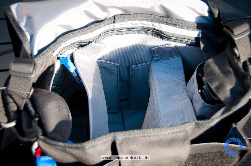 THINK TANK PHOTO - RETROSPECTIVE 10\n\nFoto und Text von Jrg Langer - www.taschenfreak.de\n\nKommentar:\n\nRaumwunder! Wenn man eine Tasche mit nur einem Begriff bezeichnen soll, dann dieses Modell mit dem Begriff Raumwunder!\n\nAls ich sie auspackte, eine Presseteststellung, war mir klar das ich sie mit meiner Ausrstng aufgrund ihrer Gre bzw. kompaktheit gleich wieder nach dem Test zurckschicken kann.\n\nDas sah nach dem ersten "Einpacken" der ganz normalen Reportageausrstung Cam, 14-24 2.8, 24-70 2.8, 70-200 2.8 und Blitz, iPad und Kleinkram ganz anders aus! Ich htte NIEMALS gedacht das das alles so stressfrei und bequem in diese kleine (wirkende) Tasche rein geht.\n\nDieses Raumwunder gepaart mit der Unaufflligkeit dieser Tasche und der perfekten Funktion, wie zum Beispiel die Lautlosfunktion des Deckels, machen Sie meiner Meinung nach zu einem "MUSS" fr Menschen die gerne viel unterwegs sind mit Ihrer Reportageausrstung.\n\nTaschenfreak Note: \nSchulnote 1 und ABSOLUTE KAUFEMPFEHLUNG\n\nWo kaufen: \nEindeutig bei ISARFOTO - besser geht es in Sachen Service und Kompetenz nicht!\n\npersnliche Anmerkung vom Taschenfreak: \nMist schon wieder eine Tasche wo ich es nicht schaffe Sie wieder herzugeben...